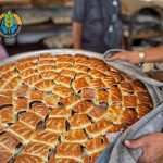 توزيع وجبات سريعة على النازحين قصراً من خانيونس