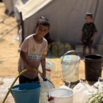 عطايا تبثّ الحياة لمخيمها بتمديد شبكة خطوط المياه