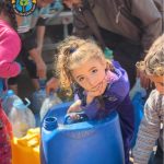 "سقياك رحمة وعطف".. عطايا تروي عطش النازحين في أوقات الشدة